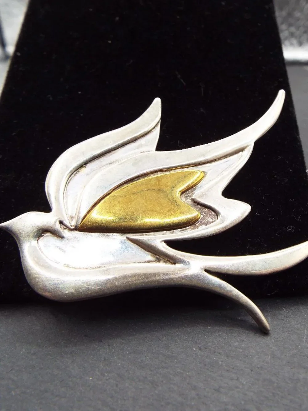 ARTIST SIGNED STERLING PEACE DOVE IN FLIGHT GRACEFUL W/GOLD ACCENT WING PIN 69